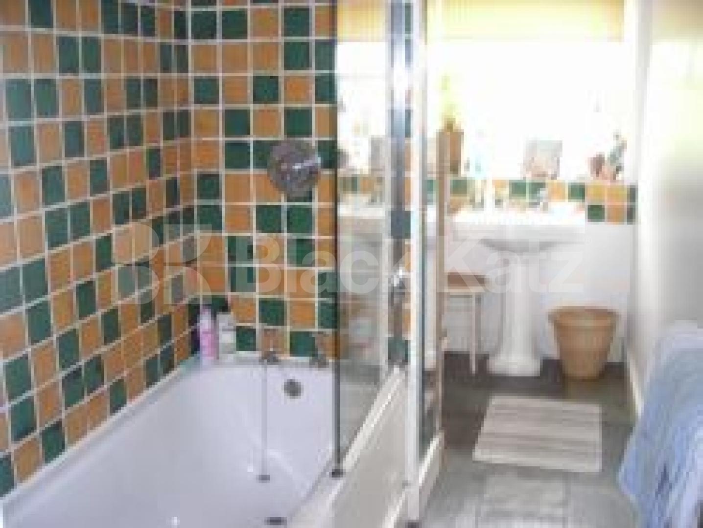 			UNDER OFFER!!, 2 Bedroom, 1 bath, 1 reception Flat			 Arlington Road, CAMDEN